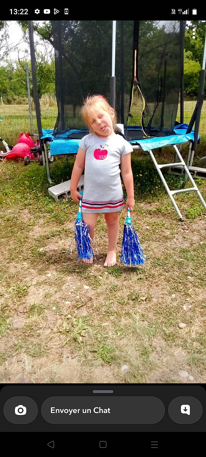 Nola participe au concours pour gagner de l'argent avec cette photo : barefoot, chair, child, electric_blue, folding_chair, fun, grass, human_leg, leisure, outdoor_furniture, people_in_nature, person, plant, public_space, recreation, shorts, sitting, soil, t_shirt, toddler