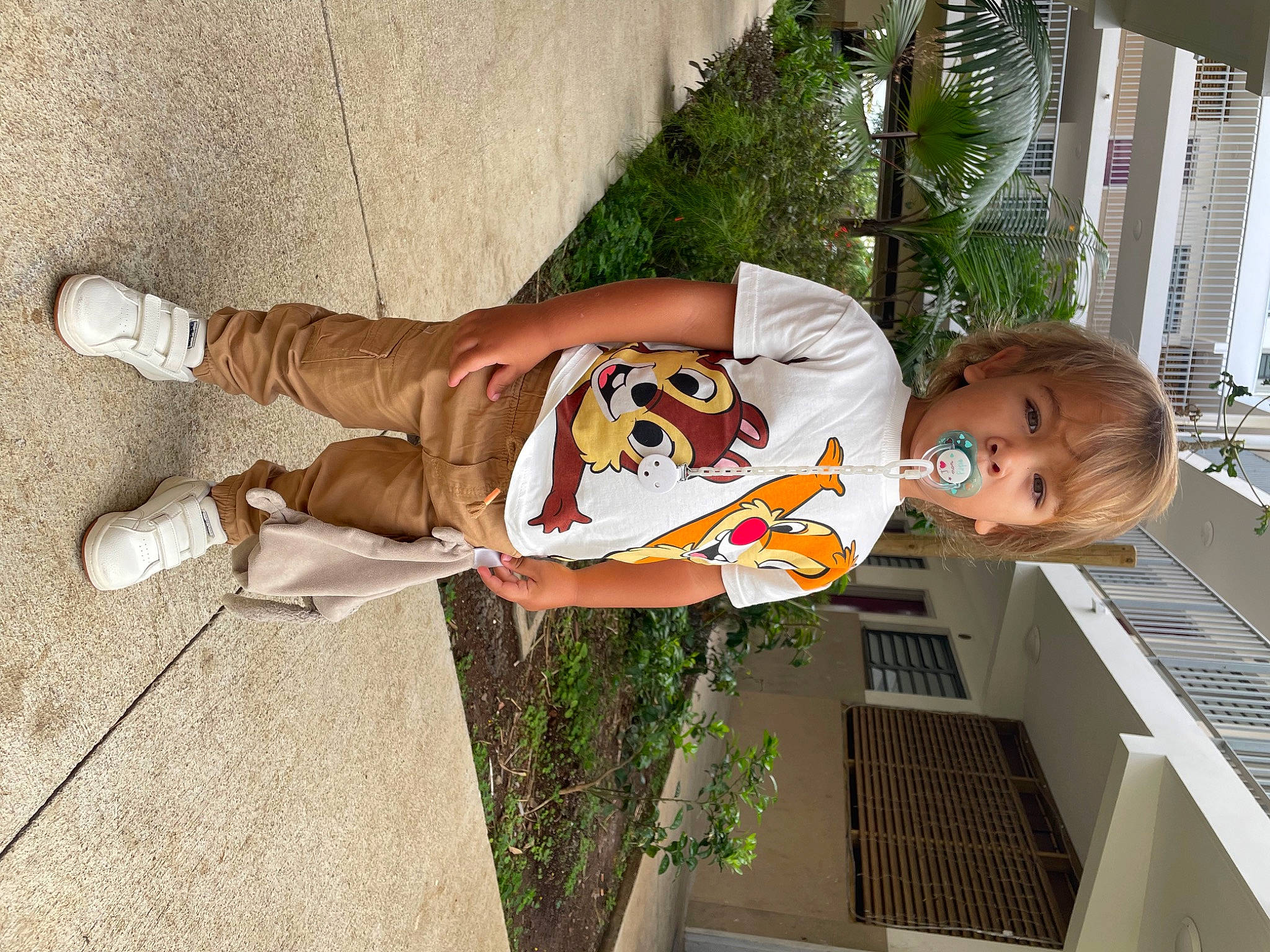 Ceyhan participe au concours pour gagner de l'argent avec cette photo : child, flowerpot, fun, hat, houseplant, human_leg, palm_tree, person, plant, room, sandal, smile, thigh, toddler, walking_shoe