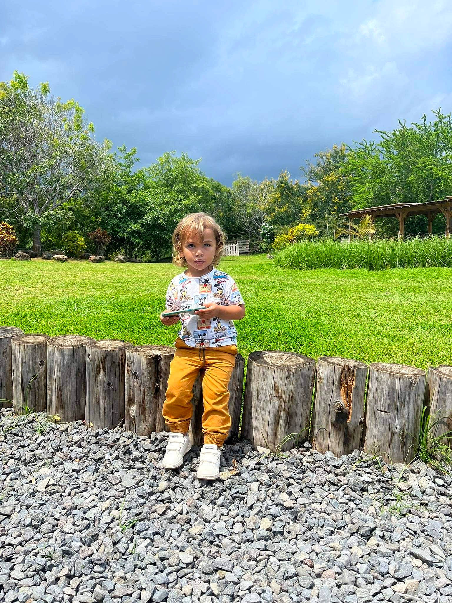 Ceyhan a rejoint le concours — aidez-le/la à gagner de superbes lots ! botany, cloud, grass, grass_family, grassland, green, happy, head, landscape, leaf, leisure, natural_landscape, people_in_nature, person, plant, recreation, road_surface, shrub, sky, toddler