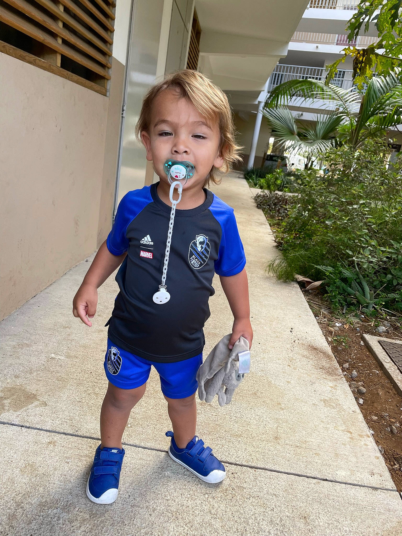 Ceyhan a rejoint le concours — aidez-le/la à gagner de superbes lots ! arm, baby, baby_toddler_clothing, child, denim, electric_blue, fun, grass, human_body, human_leg, leisure, pattern, person, plant, recreation, sleeve, t_shirt, thigh, toddler, tree