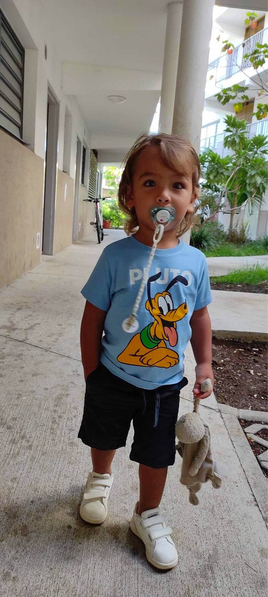 Ceyhan participe au concours pour gagner de l'argent avec cette photo : child, chin, clothing, facial_expression, fun, grass, hair, happy, head, leisure, nose, person, plant, shorts, shoulder, sleeve, standing, t_shirt, thigh, toddler