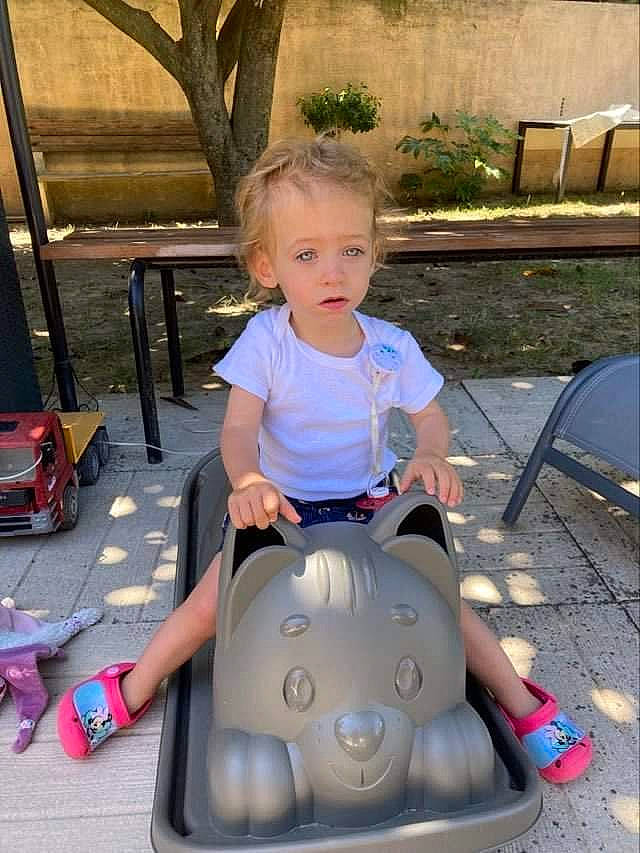 Cléa participe au concours pour gagner de l'argent avec cette photo : baby, baby_toddler_clothing, child, city, fun, grass, leisure, person, photograph, plant, play, recreation, riding_toy, shoe, sitting, sneakers, summer, tire, toddler, toy