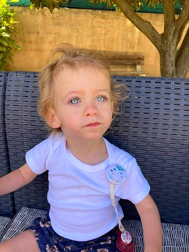 Cléa participe au concours pour gagner de l'argent avec cette photo : baby_toddler_clothing, chin, cool, eye, facial_expression, fun, hair, hairstyle, happy, iris, mammal, neck, organ, person, skin, sleeve, standing, summer, t_shirt, toddler