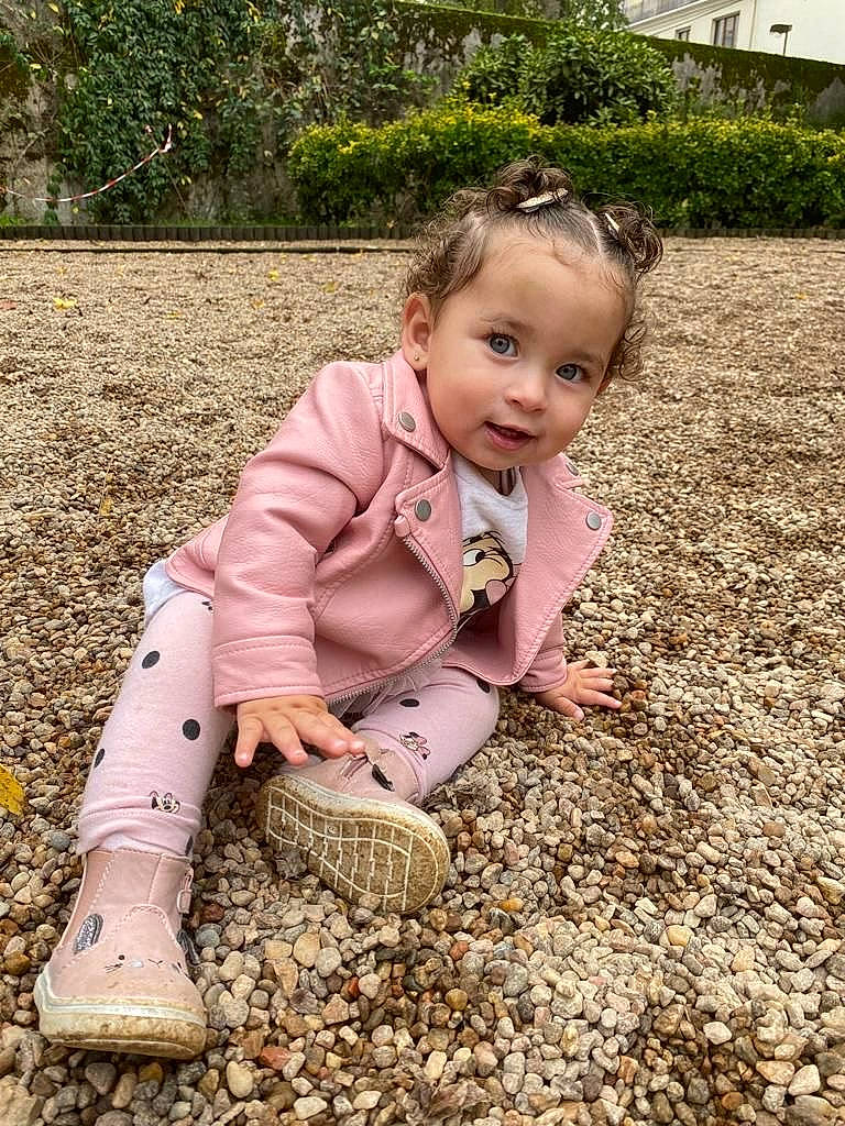 Inaya a rejoint le concours — aidez-le/la à gagner de superbes lots ! baby, baby_toddler_clothing, child, eye, flooring, fun, grass, grass_family, happy, landscape, people_in_nature, person, plant, road_surface, sitting, smile, sneakers, soil, toddler, tree