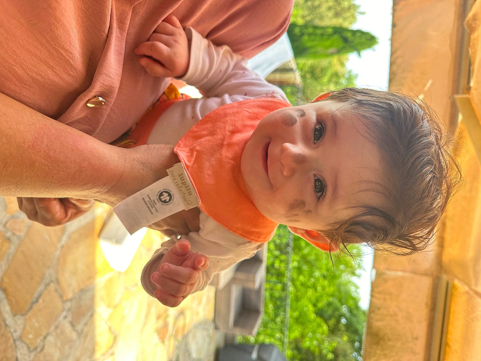 Ava participe au concours pour gagner de l'argent avec cette photo : baby, child, event, fun, gesture, grass, hand, happy, joy, leisure, nail, people_in_nature, person, plant, play, smile, thumb, toddler, tree, vacation