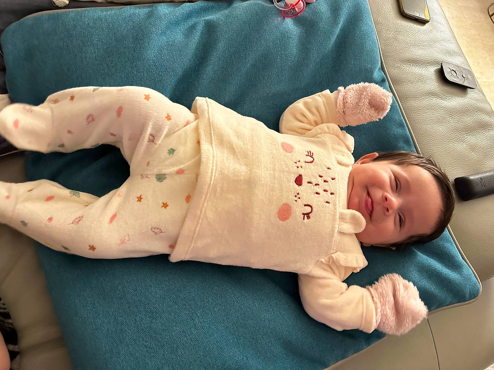 Ava participe au concours pour gagner de l'argent avec cette photo : baby, baby_products, baby_safety, baby_sleeping, baby_toddler_clothing, cheek, child, comfort, facial_expression, finger, foot, human_body, linens, pattern, person, sitting, skin, sleeve, thumb, toddler