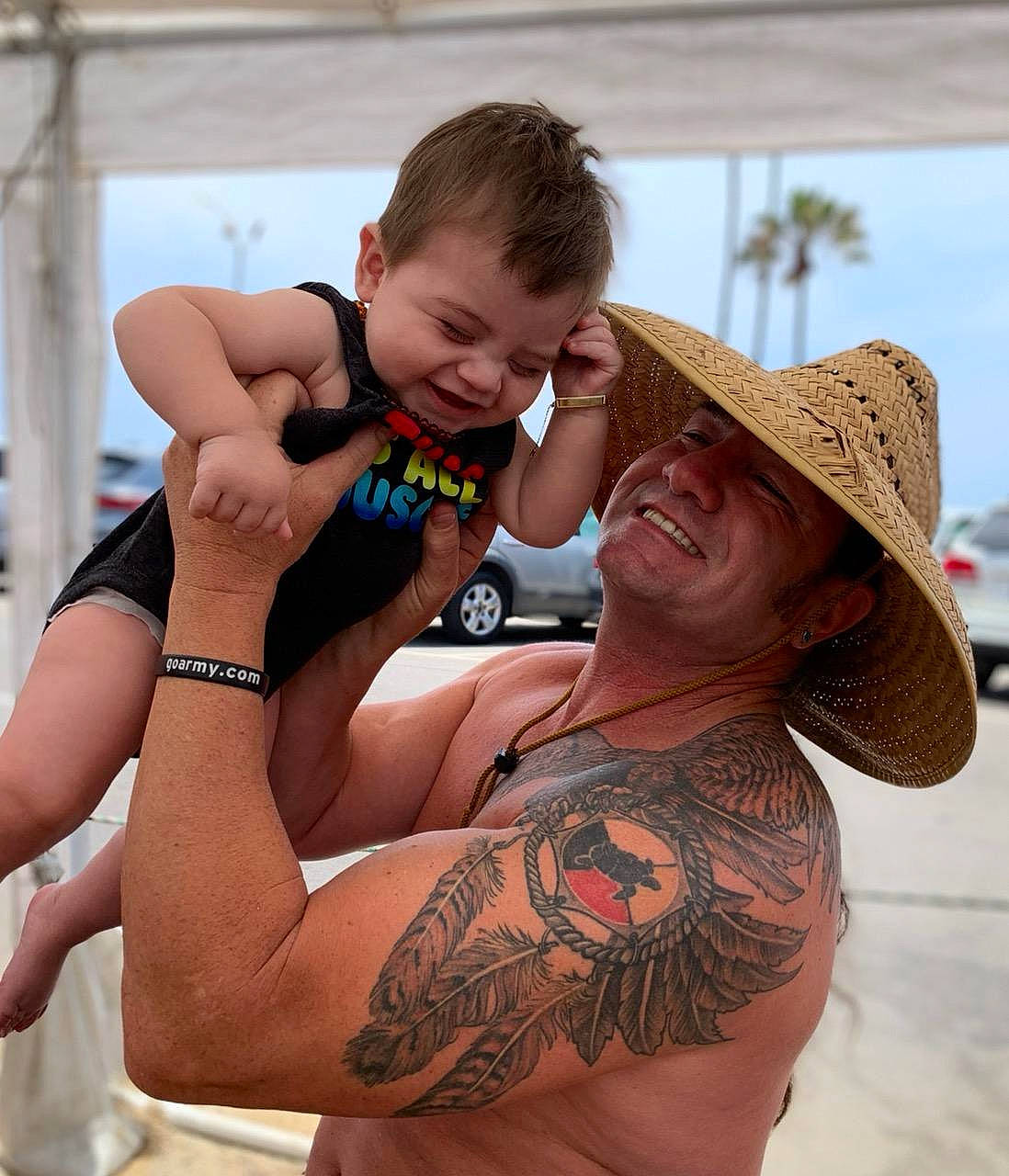 Daysun is registered to the contest to win money with this photo: beard, cool, dress, elbow, eyewear, fashion, gesture, happy, hat, headwear, human, human_body, joint, joy, muscle, neck, organ, person, photograph, shoulder