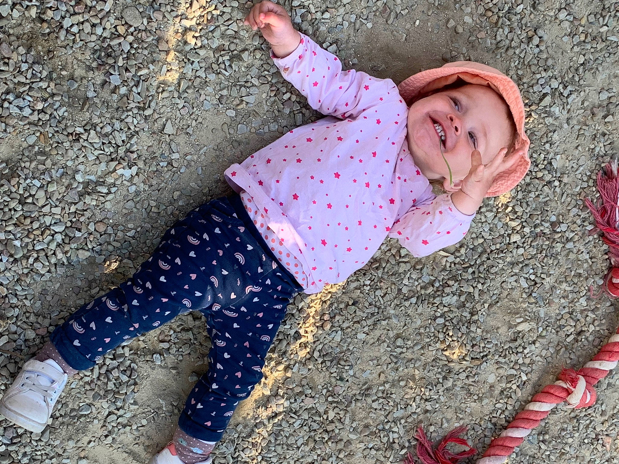Loanne participe au concours pour gagner de l'argent avec cette photo : asphalt, child, concrete, electric_blue, fun, grass, happy, headwear, human_leg, leg, leisure, pattern, people_in_nature, person, road_surface, shoe, sitting, sleeve, soil, street_fashion