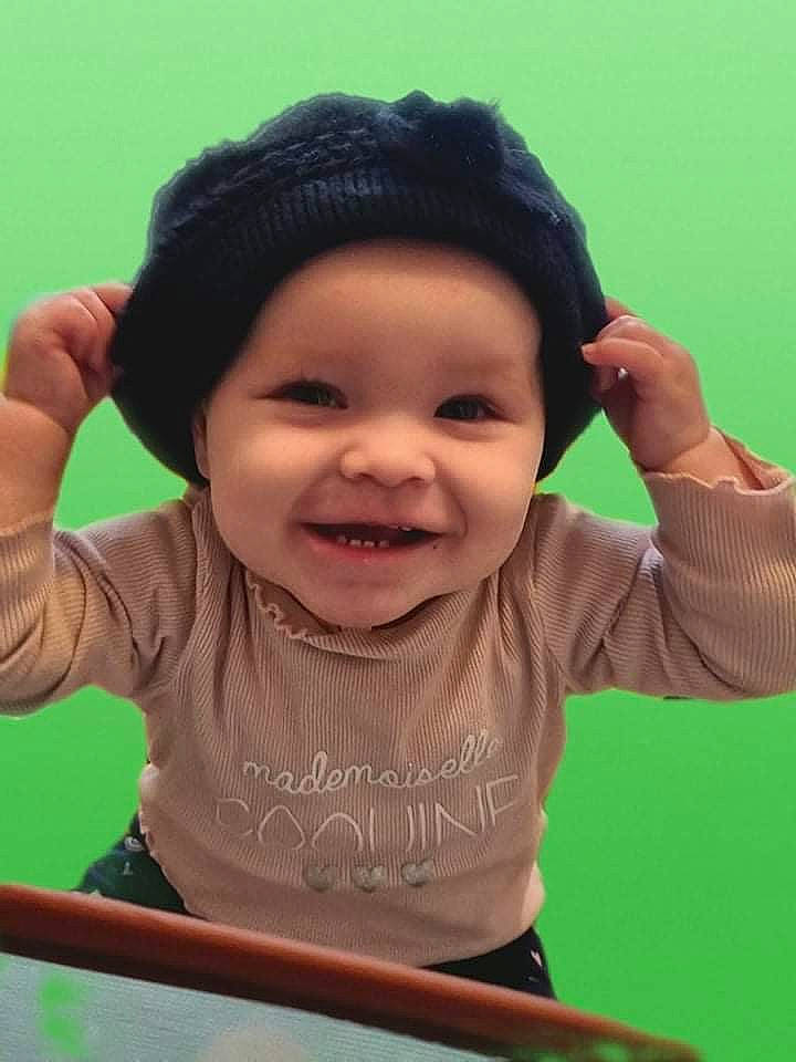 Loanne a rejoint le concours — aidez-le/la à gagner de superbes lots ! arm, cheek, chin, eye, face, facial_expression, hairstyle, hand, happy, headwear, human_body, joy, lip, mouth, neck, nose, organ, outerwear, person, photograph