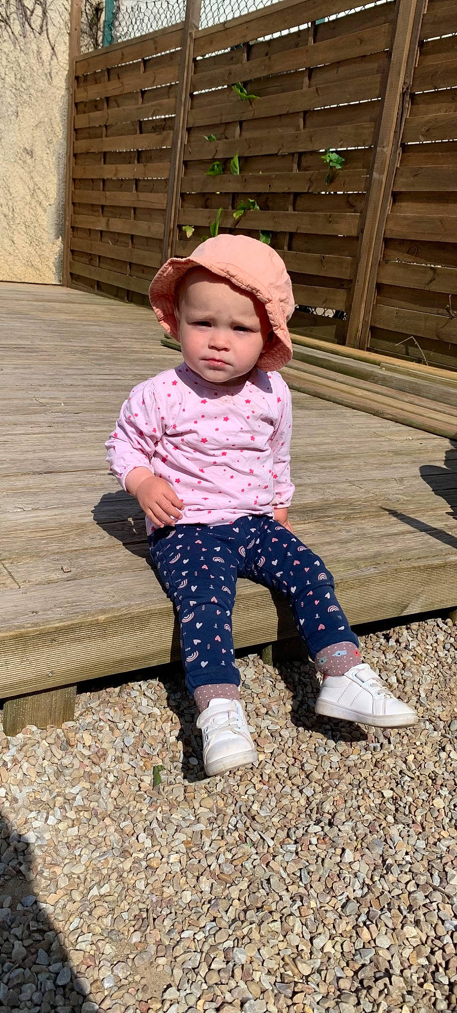 Loanne participe au concours pour gagner de l'argent avec cette photo : baby_toddler_clothing, beauty, cap, child, dress, eye, face, footwear, grass, headwear, leg, leisure, people_in_nature, person, shoe, skin, sleeve, sorrow, sun_hat, tints_and_shades