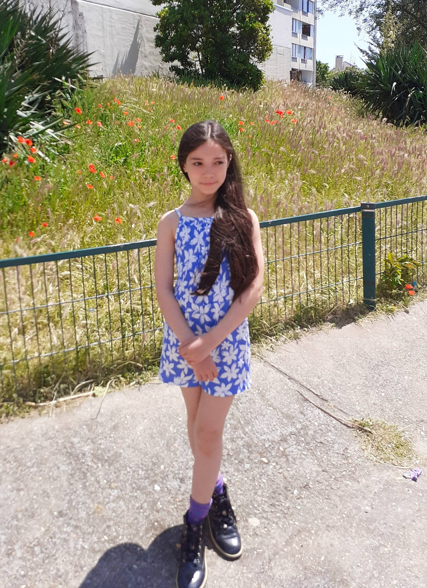 Emma Lou participe au concours pour gagner de l'argent avec cette photo : asphalt, denim, electric_blue, eyewear, fashion_design, fence, flower, grass, human_leg, joy, knee, leg, leisure, pattern, person, plant, recreation, road, thigh, tree