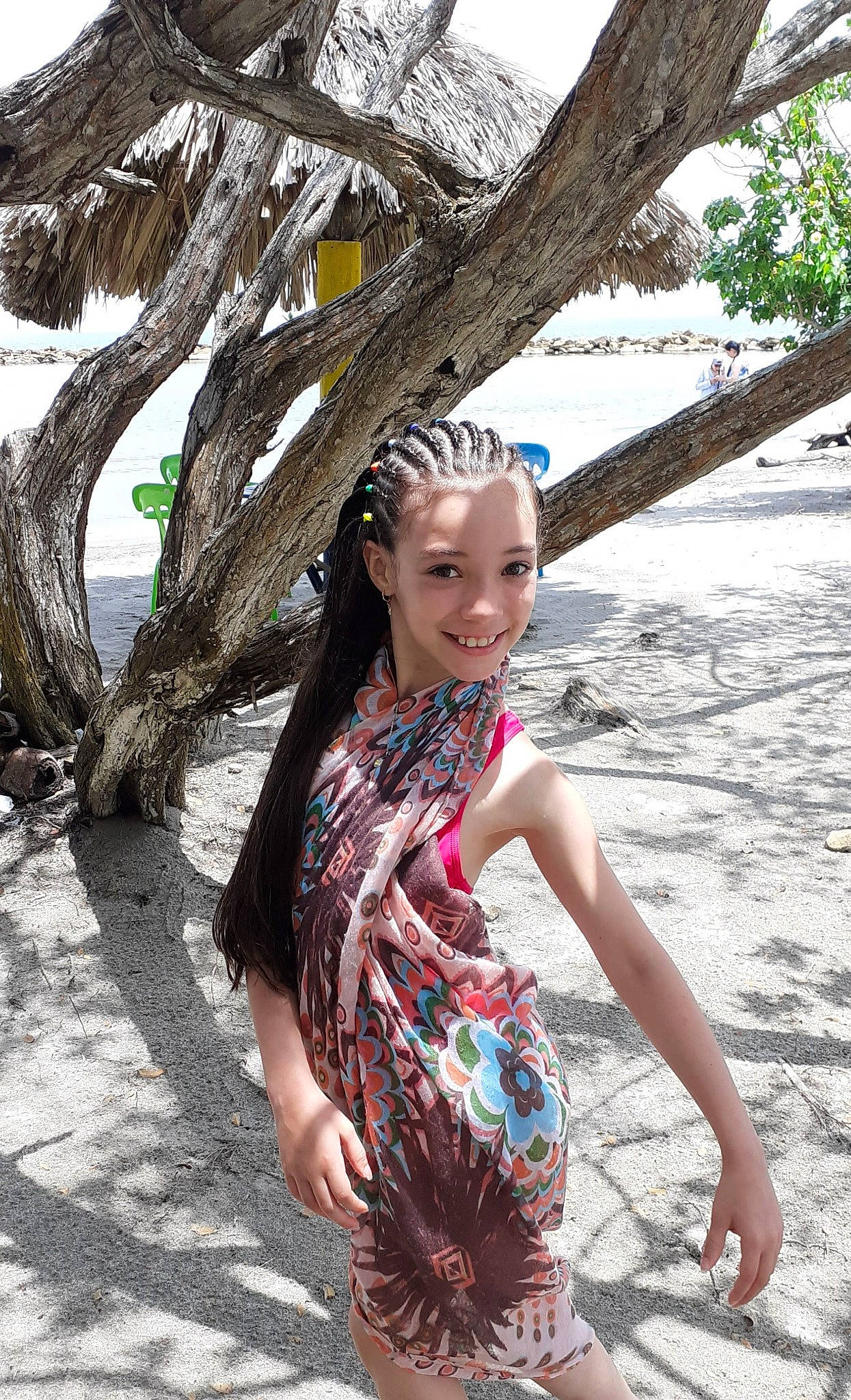 Emma Lou a rejoint le concours — aidez-le/la à gagner de superbes lots ! black_hair, botany, facial_expression, flash_photography, grass, hairstyle, happy, headwear, joy, leaf, leisure, people_in_nature, person, plant, skin, smile, summer, travel, tree, trunk