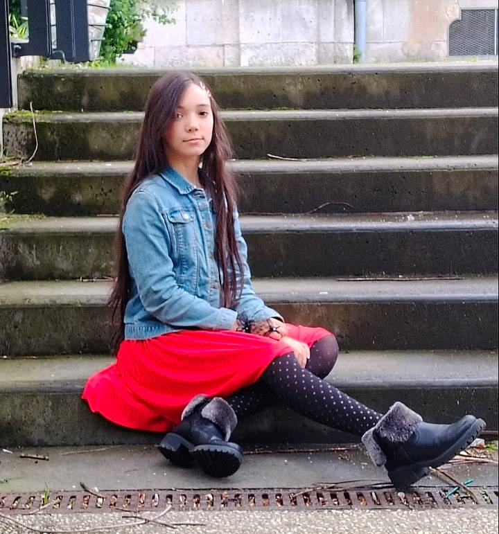 Emma Lou participe au concours pour gagner de l'argent avec cette photo : boot, brown_hair, denim, fur, grass, hairstyle, human_leg, knee, leg, leisure, long_hair, pattern, person, plaid, sitting, sneakers, stairs, street, thigh, waist
