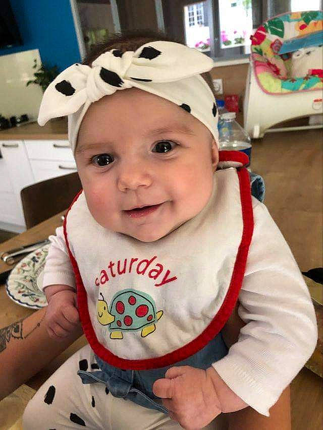 Mélia a rejoint le concours — aidez-le/la à gagner de superbes lots ! baby, baby_toddler_clothing, bib, cap, cheek, child, event, eye, fashion_accessory, fun, hairstyle, happy, head, headwear, helmet, person, skin, sleeve, smile, t_shirt