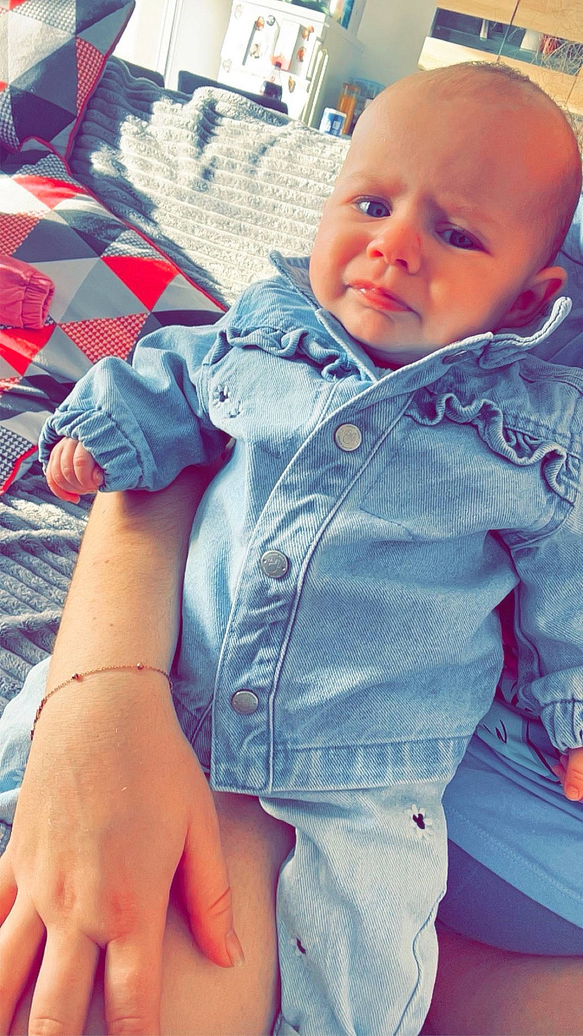 Izïa participe au concours pour gagner de l'argent avec cette photo : azure, baby, baby_toddler_clothing, blue, cheek, child, cool, electric_blue, eye, finger, gesture, happy, iris, joint, mouth, person, skin, sleeve, textile, thigh