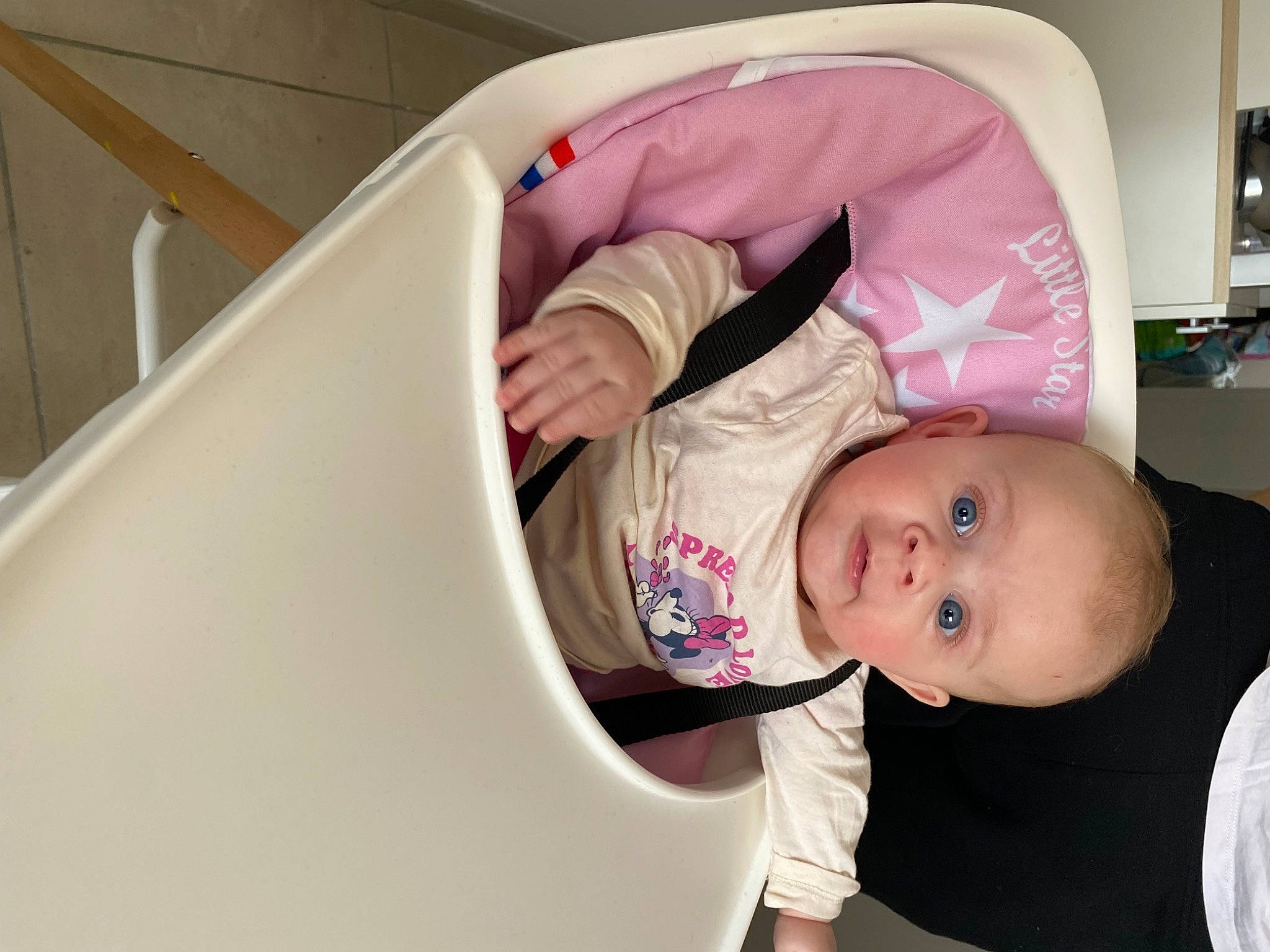 Izïa participe au concours pour gagner de l'argent avec cette photo : baby, baby_products, baby_safety, baby_toddler_clothing, child, comfort, infant_bed, person, room, sitting, sleeve, toddler