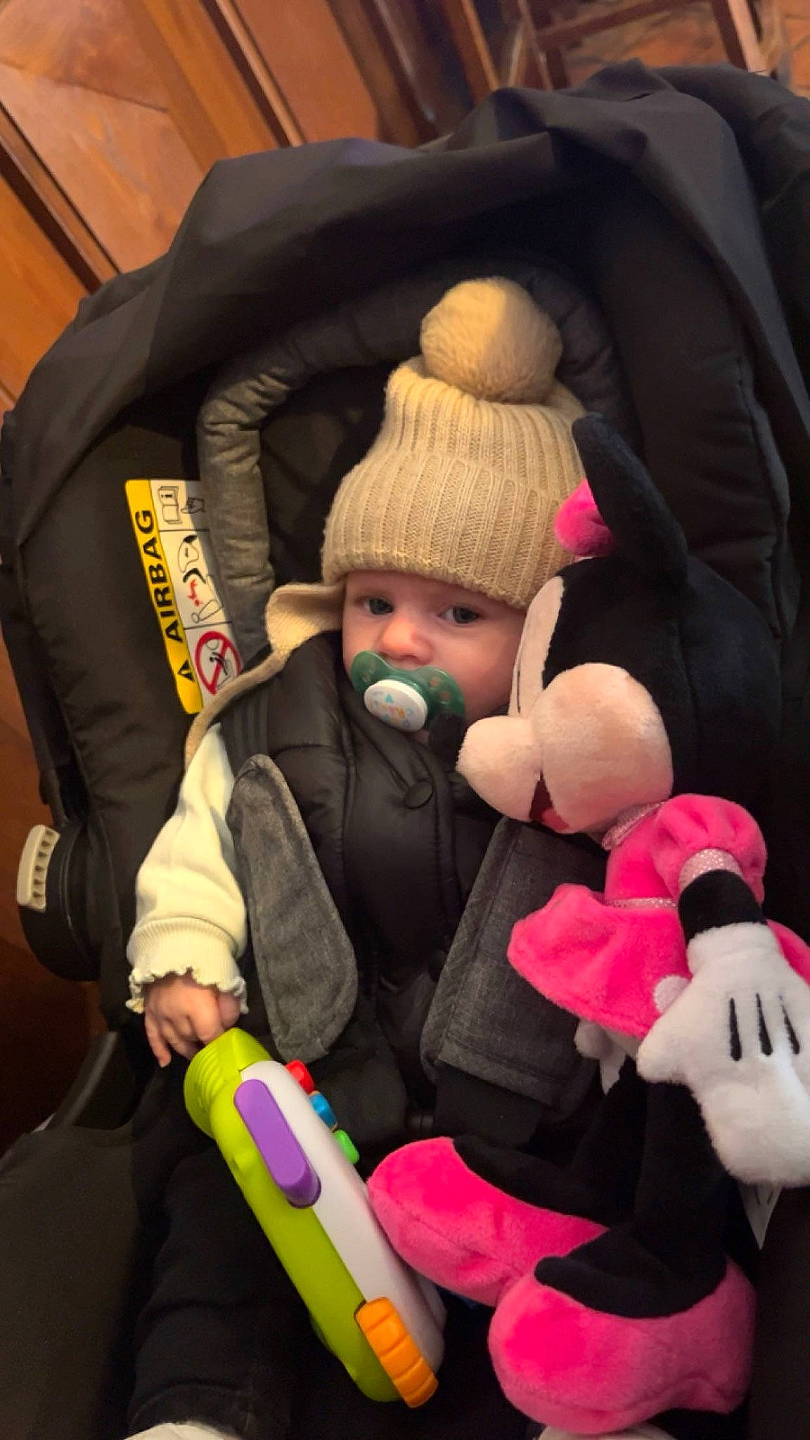 Izïa a rejoint le concours — aidez-le/la à gagner de superbes lots ! baby, baby_carriage, baby_products, beanie, car_seat, child, comfort, event, fun, headwear, lap, magenta, person, sitting, thumb, toddler