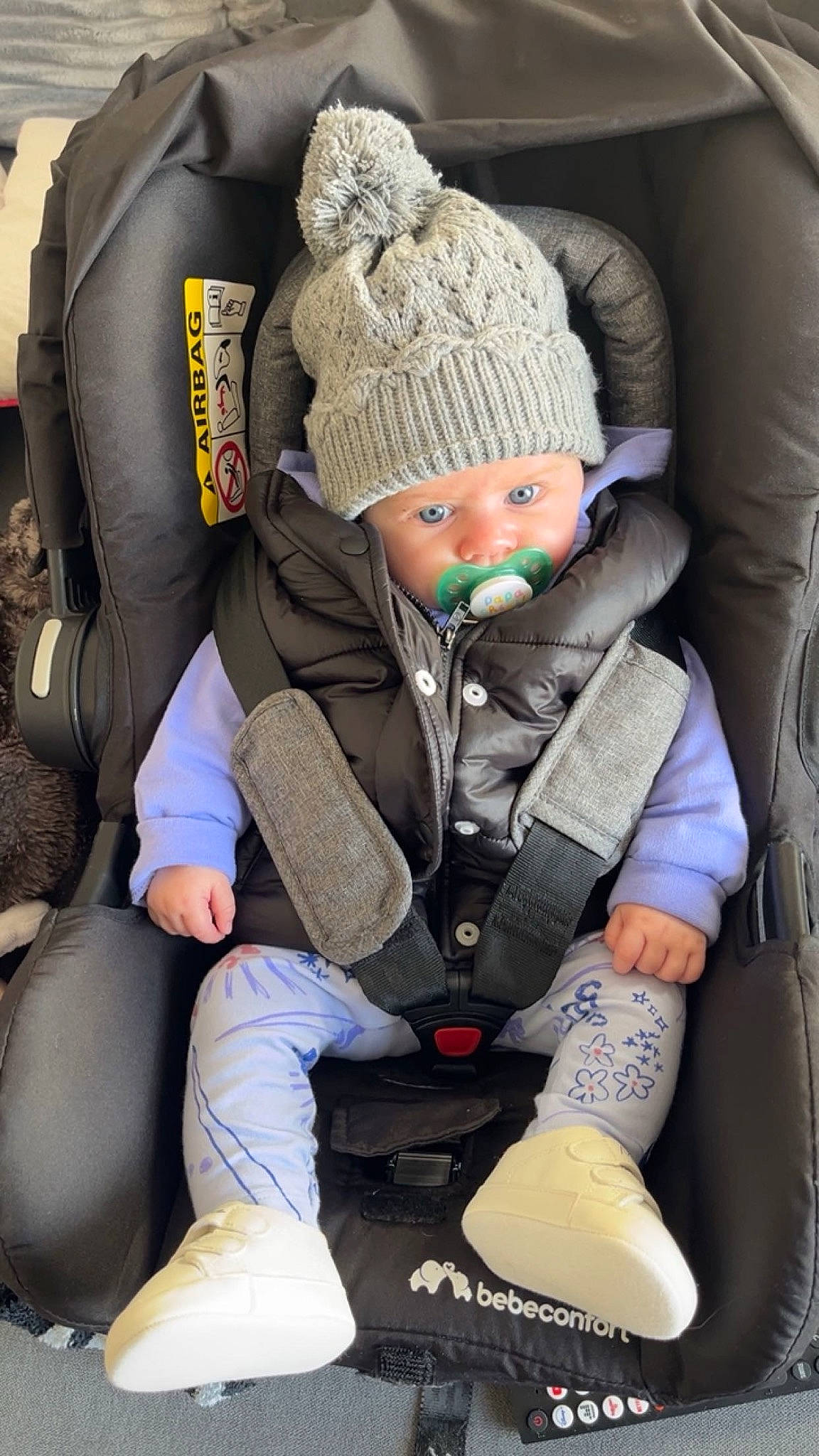 Izïa a rejoint le concours — aidez-le/la à gagner de superbes lots ! auto_part, baby, baby_carriage, baby_products, bag, beanie, boot, cap, car_seat, car_seat_cover, child, comfort, cool, headwear, knit_cap, person, personal_protective_equipment, shoe, sitting, sneakers