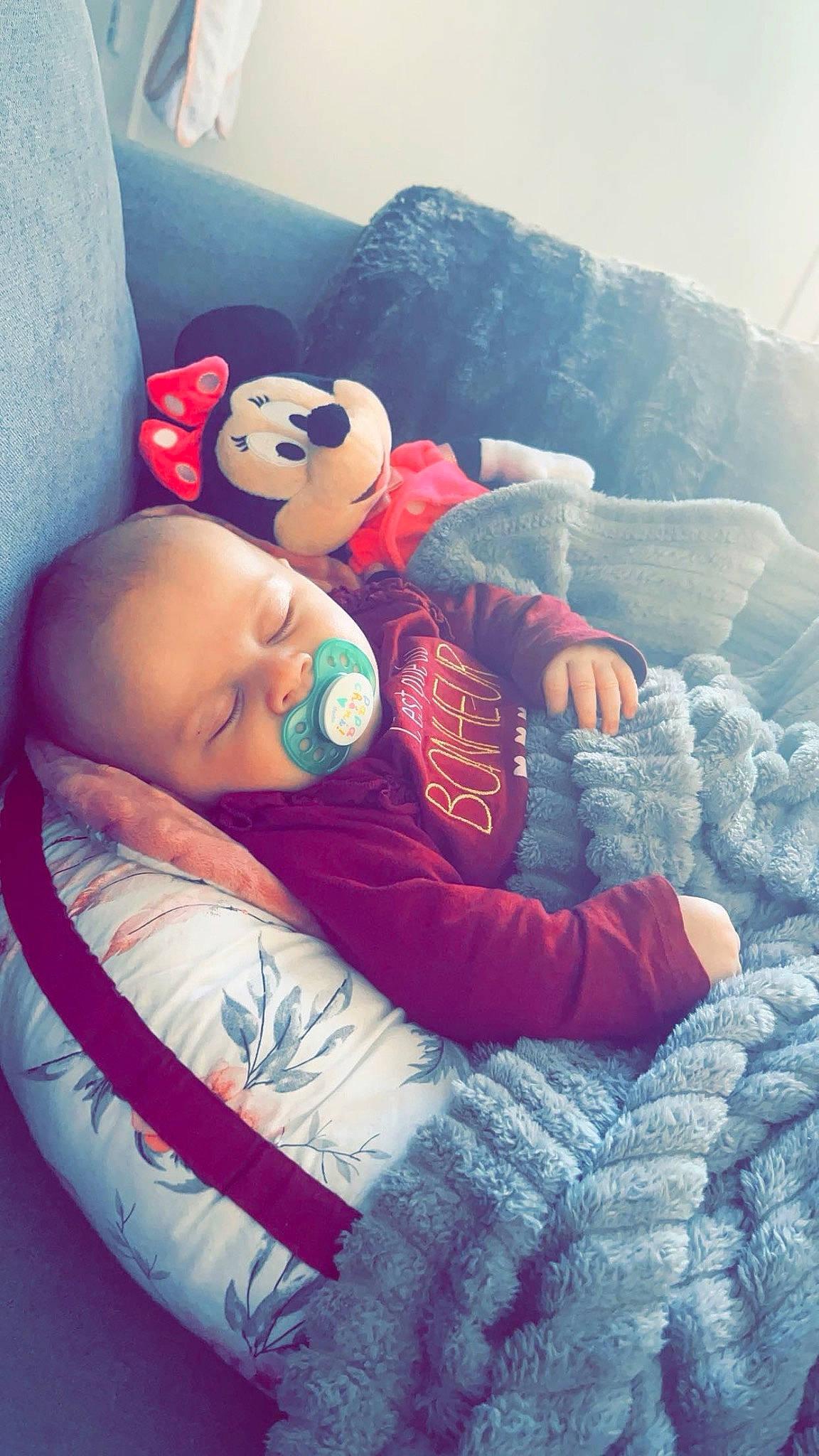 Izïa a rejoint le concours — aidez-le/la à gagner de superbes lots ! baby, bedding, child, comfort, cool, couch, fun, fur, happy, human_body, lap, leisure, linens, mouth, person, pillow, room, sitting, stuffed_toy, throw_pillow