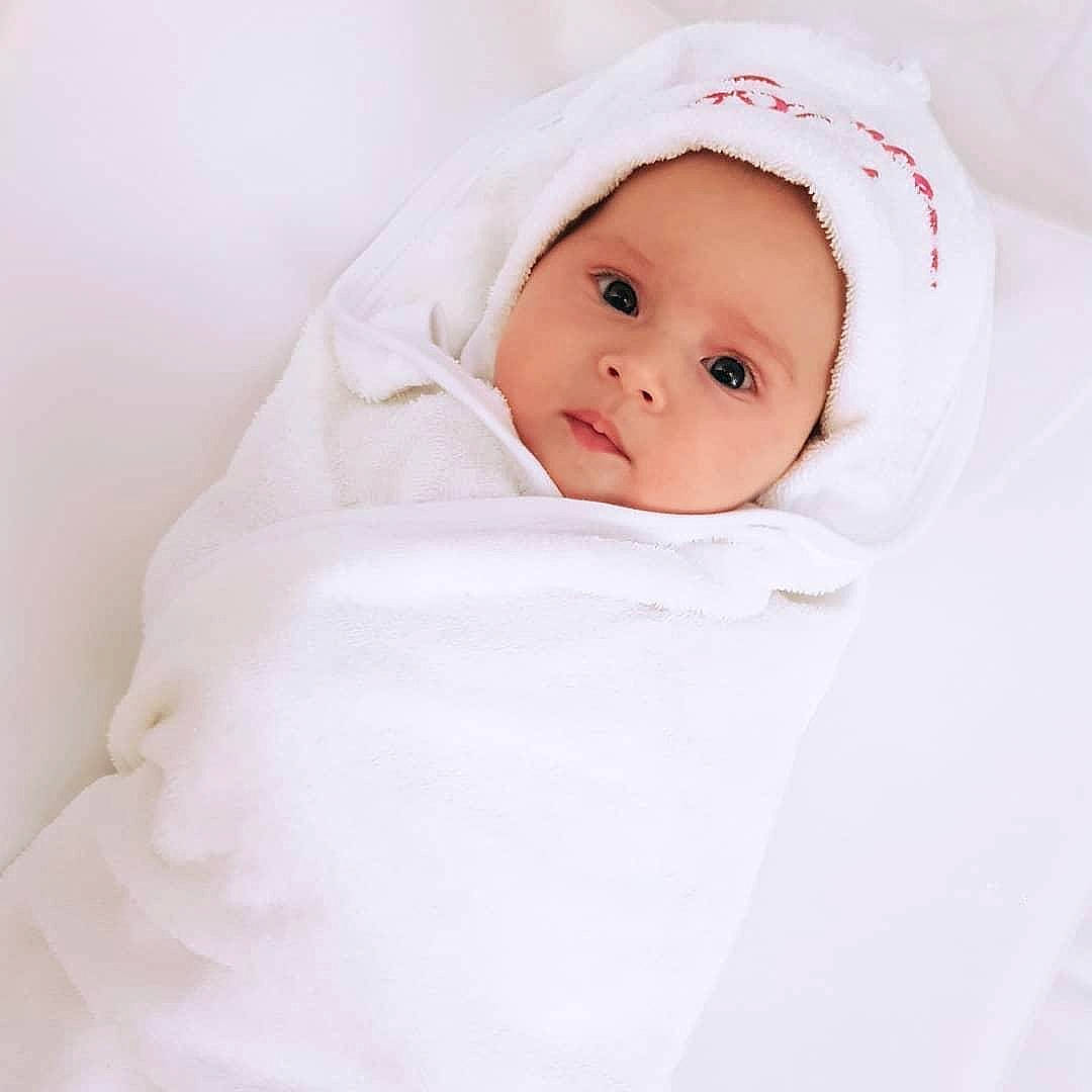 Noémy participe au concours pour gagner de l'argent avec cette photo : baby, baby_products, baby_sleeping, bedding, blanket, cheek, child, head, headwear, linens, lip, person, portrait_photography, product, skin, textile, toddler, white