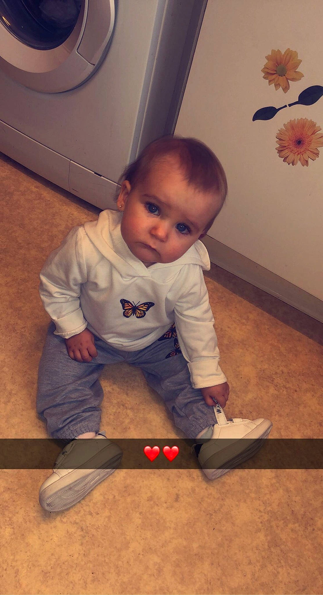 Julianna a rejoint le concours — aidez-le/la à gagner de superbes lots ! baby_toddler_clothing, cheek, cool, eye, finger, floor, flooring, happy, joint, nose, orange, person, shoe, skin, sleeve, sneakers, standing, t_shirt, toddler, white