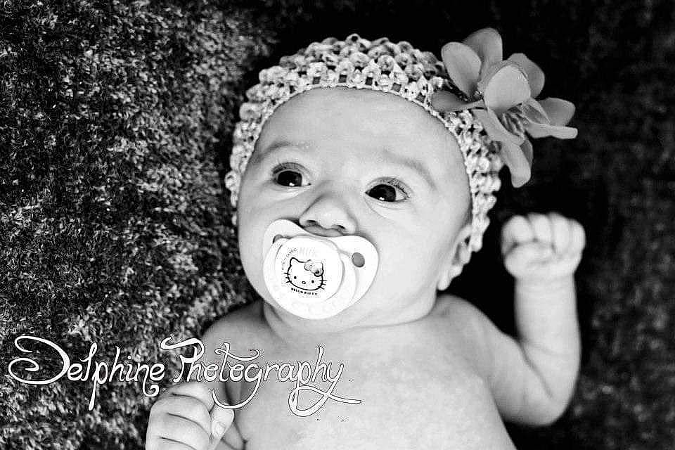 Louane participe au concours pour gagner de l'argent avec cette photo : baby, baby_laughing, black_and_white, cheek, child, facial_expression, fashion_accessory, fun, hair_accessory, happy, headgear, headpiece, laugh, person, photograph, photography, portrait_photography, smile, style, toddler
