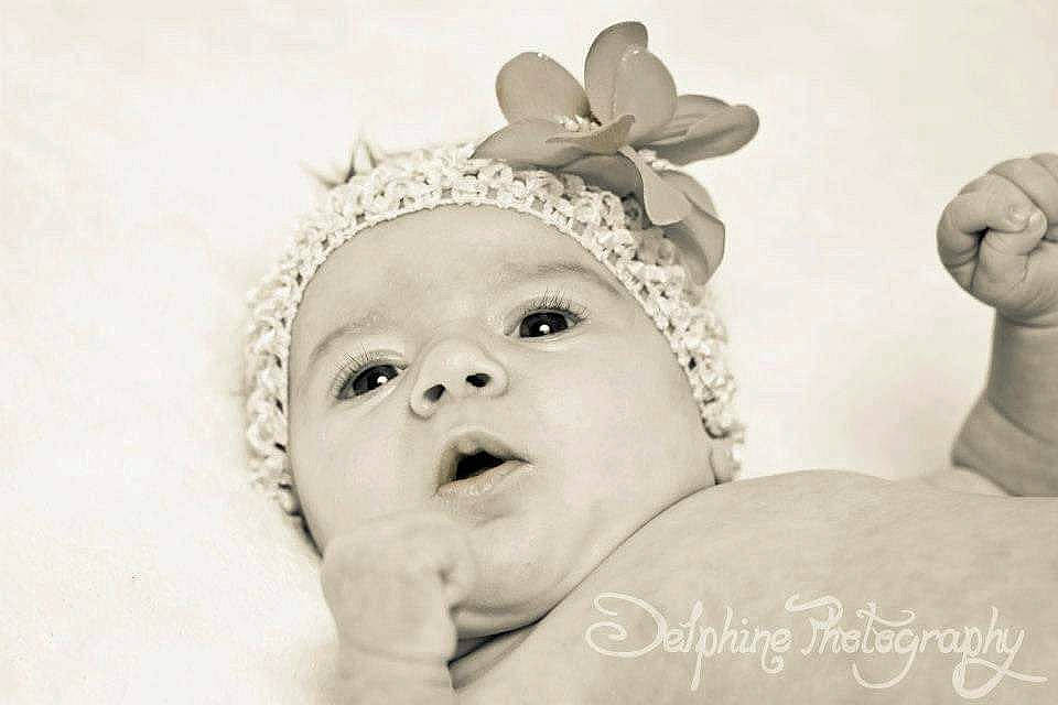 Louane a rejoint le concours — aidez-le/la à gagner de superbes lots ! baby, baby_laughing, black_and_white, child, facial_expression, fashion_accessory, hair_accessory, happy, head, headgear, headpiece, laugh, person, photograph, photography, portrait, portrait_photography, smile, toddler