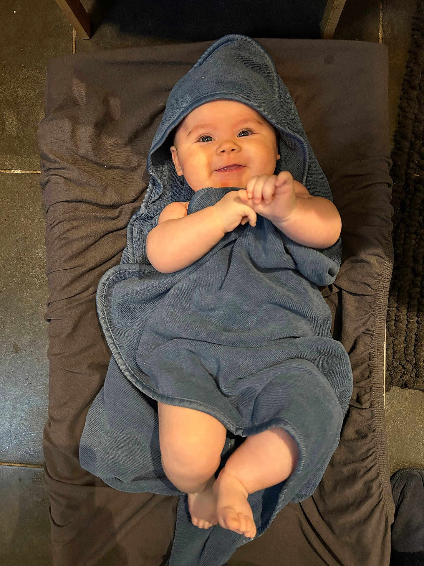 Valentina a rejoint le concours — aidez-le/la à gagner de superbes lots ! baby, smiling, towel, hood, blanket, infant, cute, happy, skin, feet, hands, lying_down, indoors, child, person, soft, cozy, expression, portrait, warm
