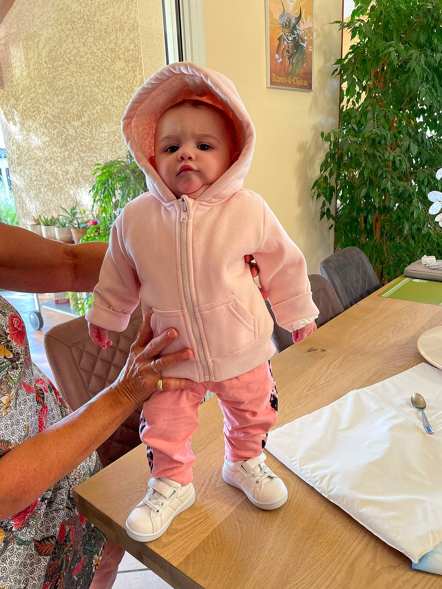 Erine a rejoint le concours — aidez-le/la à gagner de superbes lots ! baby, baby_toddler_clothing, child, comfort, happy, hardwood, houseplant, leisure, magenta, pattern, person, plant, sandal, sitting, skin, sleeve, table, thigh, thumb, toddler