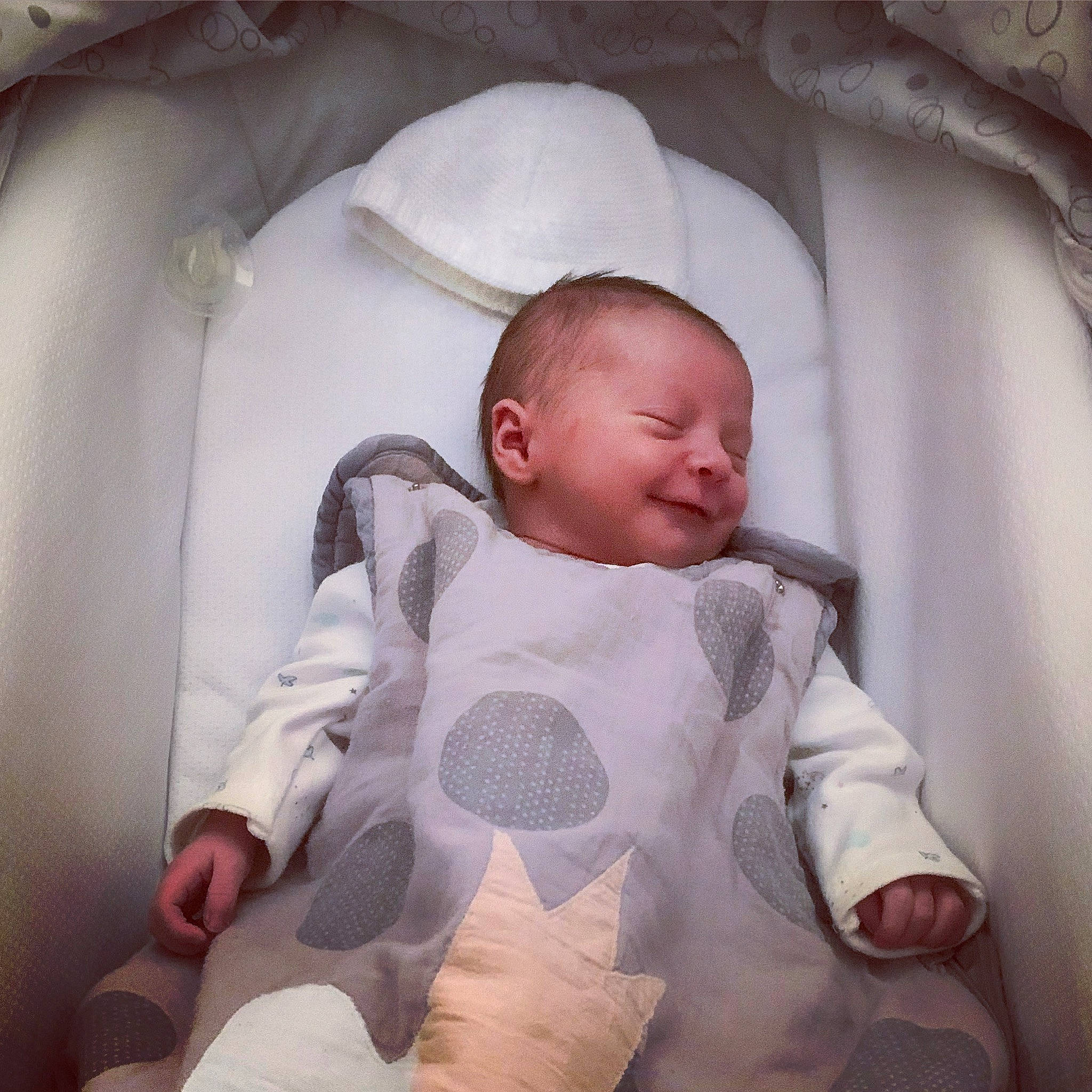 Léana a rejoint le concours — aidez-le/la à gagner de superbes lots ! baby, baby_products, baby_sleeping, baby_toddler_clothing, cheek, child, comfort, head, joy, knee, linens, mouth, person, product, room, sitting, skin, sleeve, smile, thigh