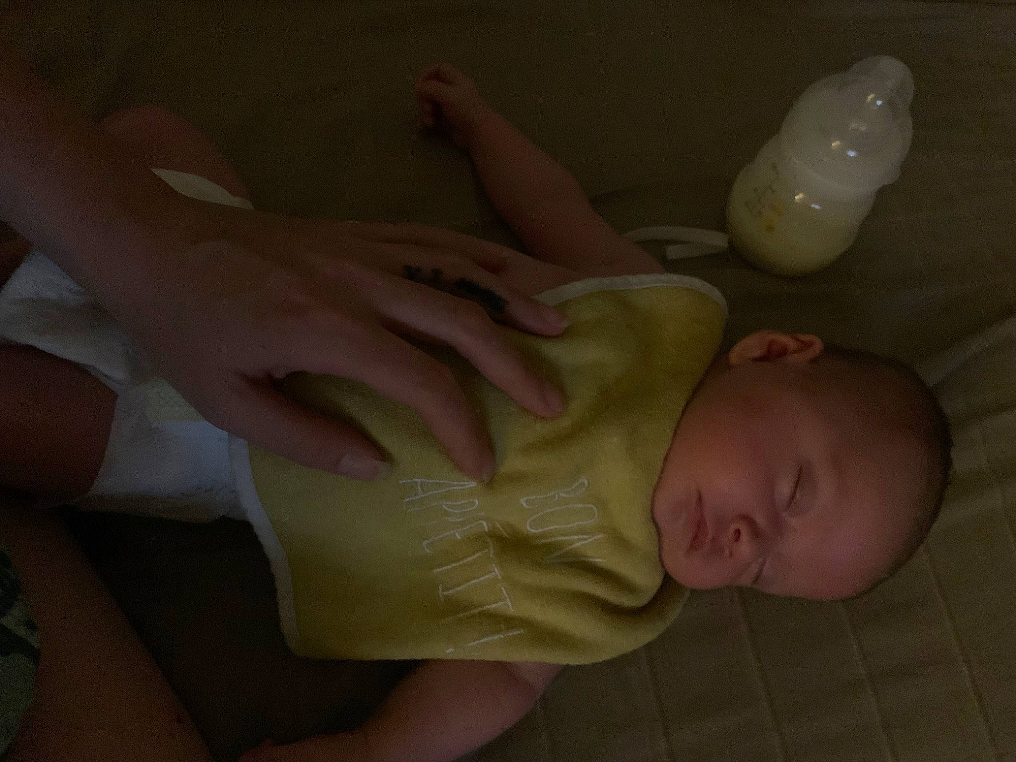 Léana participe au concours pour gagner de l'argent avec cette photo : abdomen, baby, baby_products, baby_toddler_clothing, cheek, chest, child, comfort, eye, finger, gesture, iris, joint, leg, mouth, nail, person, plastic_bottle, skin, thumb