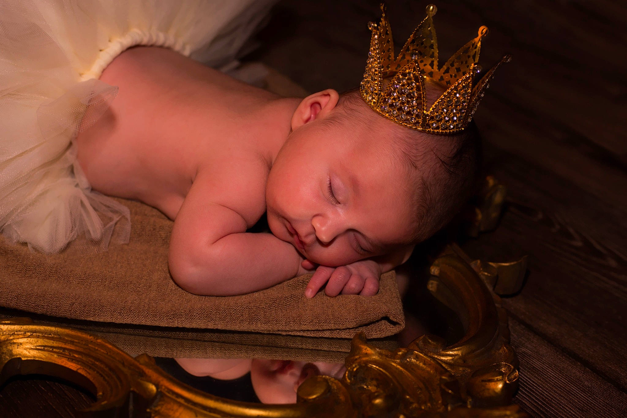 Léana a rejoint le concours — aidez-le/la à gagner de superbes lots ! baby, baby_toddler_clothing, costume_hat, eye, eyelash, facial_expression, finger, flash_photography, hand, happy, head, headband, headgear, headpiece, human_body, iris, person, skin, tiara, toddler