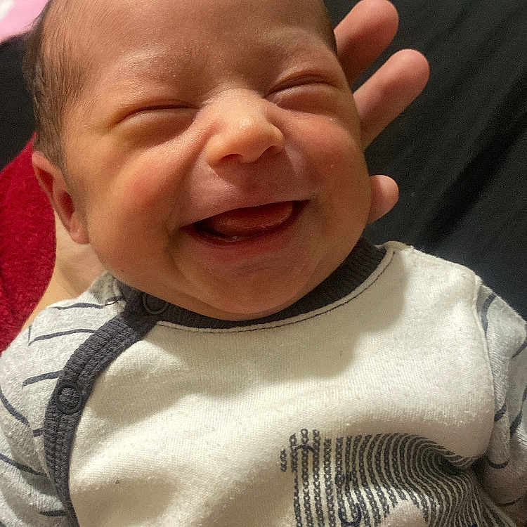 Roxana participe au concours pour gagner de l'argent avec cette photo : baby, babylaughing, bodypart, clothing, cushion, face, finger, hand, happy, head, homedecor, laughing, newborn, person, photography, portrait, quilt, shirt, smile, t_shirt