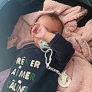 émiliana a rejoint le concours — aidez-le/la à gagner de superbes lots ! baby, pacifier, blanket, child, infant, clothing, hand, face, sleeping, pink, blue, soft, cute, resting, indoors, comfort, toddler, fabric, warm, nap