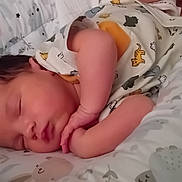 Léon a rejoint le concours — aidez-le/la à gagner de superbes lots ! arms, baby, blanket, child, comfort, cozy, cute, face, head, indoors, infant, newborn, nursery, pajamas, patterned, peaceful, rest, skin, sleeping, soft