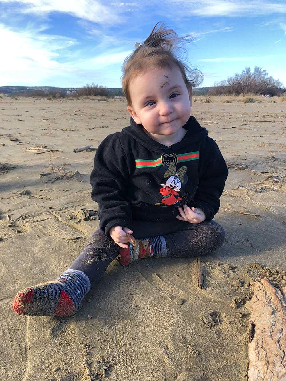 Crystal a rejoint le concours — aidez-le/la à gagner de superbes lots ! baby_toddler_clothing, child, cloud, electric_blue, flash_photography, fun, grass, happy, horizon, landscape, people_in_nature, person, rock, sand, sitting, sky, smile, soil, toddler, travel