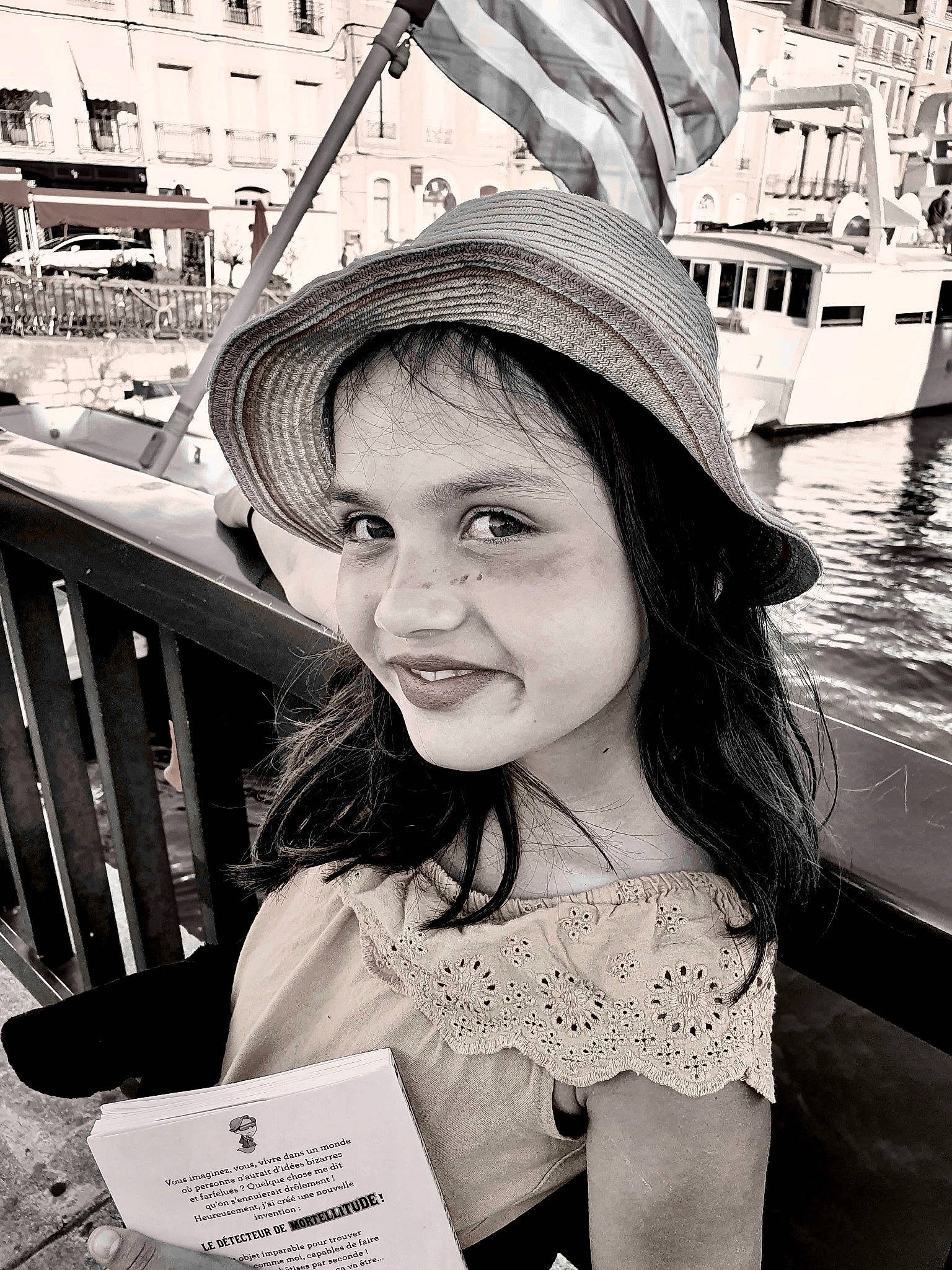 Ava a rejoint le concours — aidez-le/la à gagner de superbes lots ! black, black_and_white, boat, cool, fashion, hairstyle, happy, hat, human, joy, monochrome, monochrome_photography, organ, people, person, photograph, smile, standing, style, sun_hat