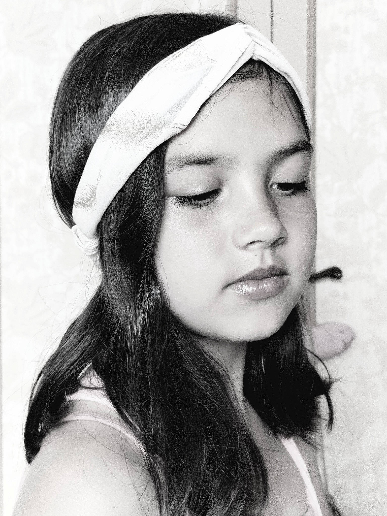 Ava a rejoint le concours — aidez-le/la à gagner de superbes lots ! bangs, black, black_and_white, black_hair, cap, ear, eye, eyebrow, eyelash, flash_photography, happy, head, iris, jaw, lip, mouth, neck, nose, person, style