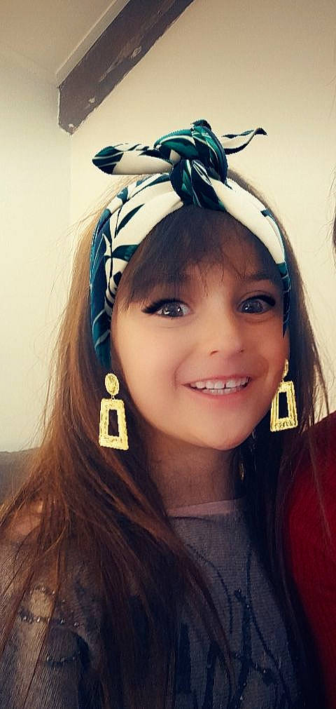 Léane a rejoint le concours — aidez-le/la à gagner de superbes lots ! black_hair, cap, costume_hat, ear, eyebrow, eyelash, eyewear, flash_photography, happy, headband, headgear, headpiece, human_body, iris, jaw, joy, lip, long_hair, person, personal_protective_equipment