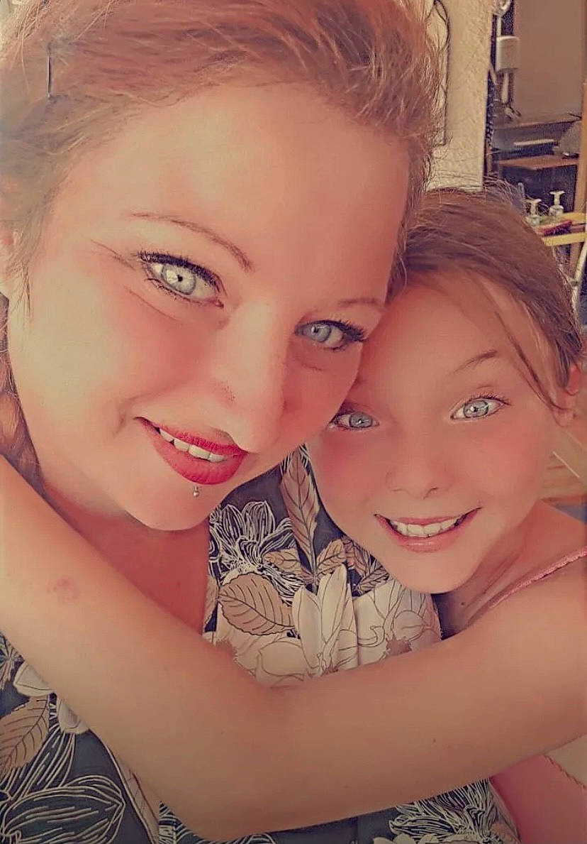 Tanya a rejoint le concours — aidez-le/la à gagner de superbes lots ! cheek, child, chin, cool, ear, eyebrow, eyelash, flash_photography, fun, gesture, happy, iris, joy, lip, makeover, mouth, nose, person, plant, selfie