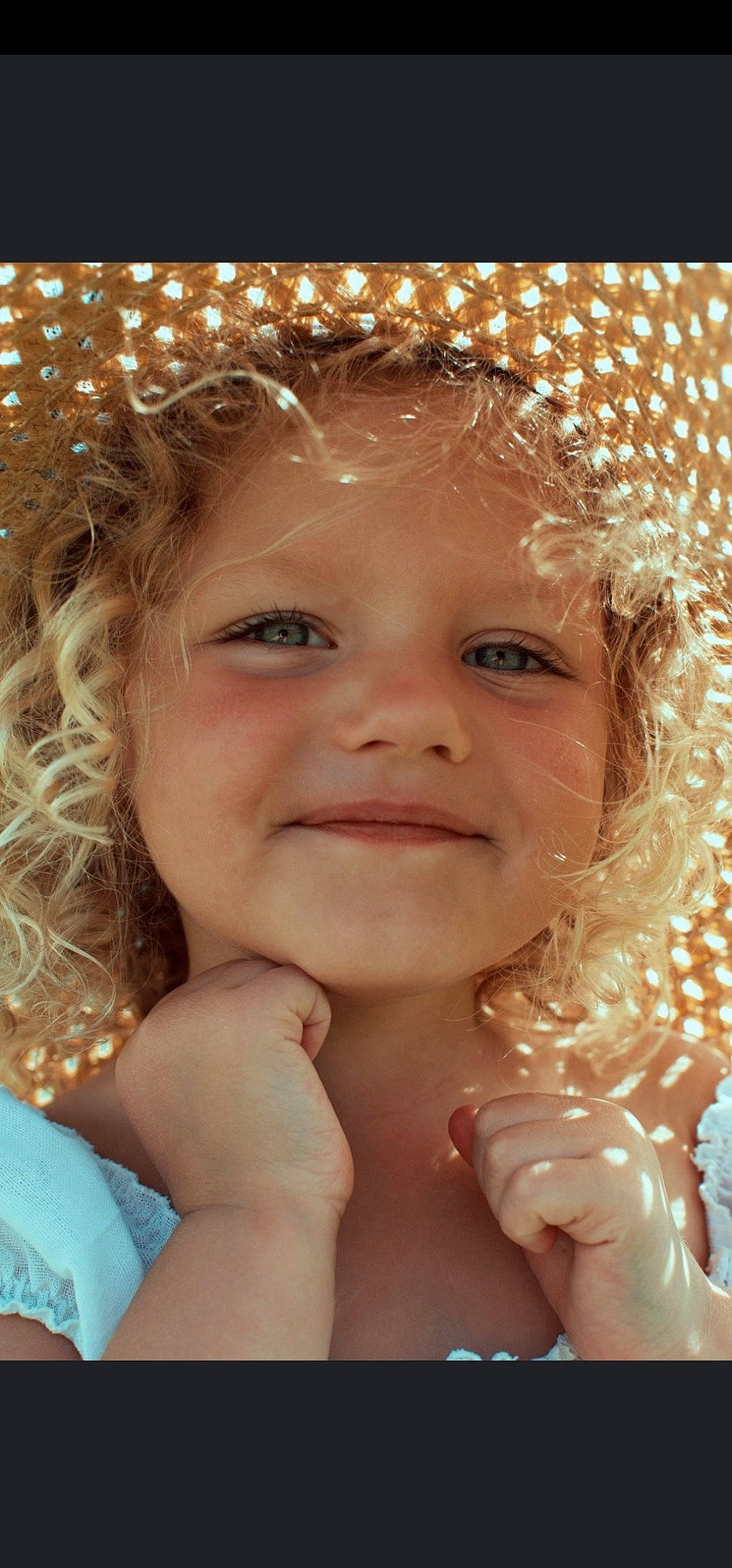Gaby participe au concours pour gagner de l'argent avec cette photo : cheek, chin, eye, eyebrow, eyelash, face, facial_expression, gesture, hair, hairstyle, happy, head, iris, joy, lip, mouth, neck, nose, person, skin