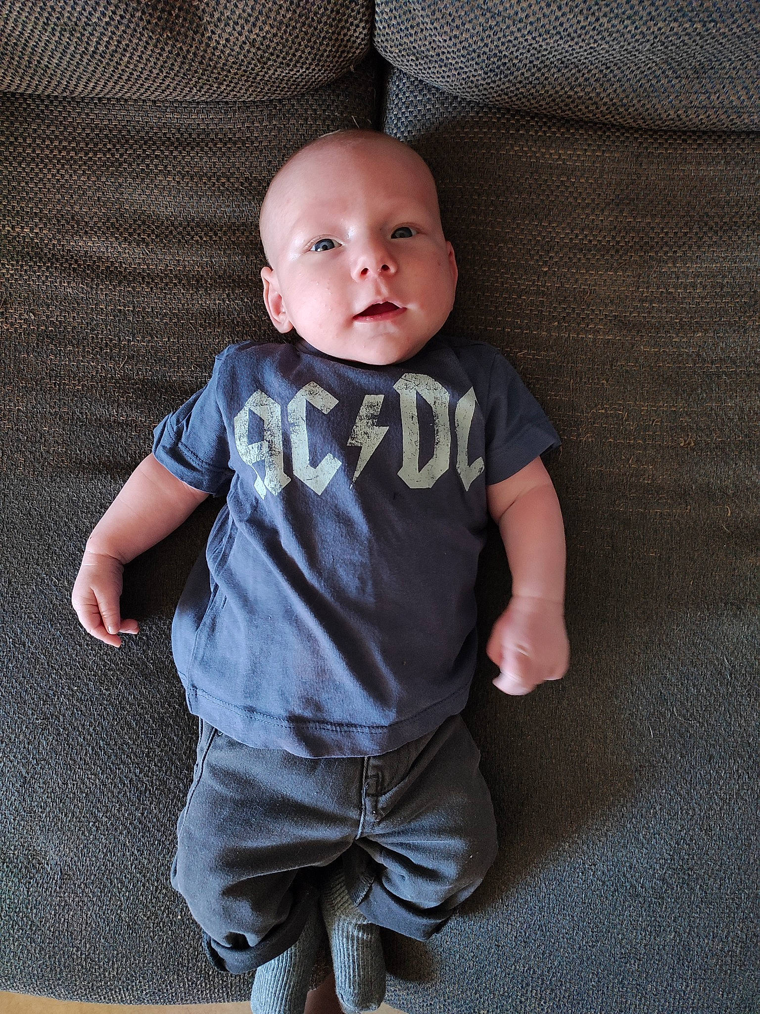 Aïdan a rejoint le concours — aidez-le/la à gagner de superbes lots ! baby, baby_toddler_clothing, child, collar, electric_blue, flooring, grey, head, linens, outerwear, pattern, person, sleeve, t_shirt, toddler, top