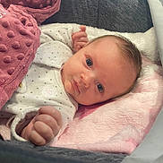 Romane a rejoint le concours — aidez-le/la à gagner de superbes lots ! baby, infant, blanket, pink, mauve, soft_texture, blue_eyes, clothing, onesie, hand, face, portrait, cozy, resting, indoor, cute, newborn, toddler, child, person
