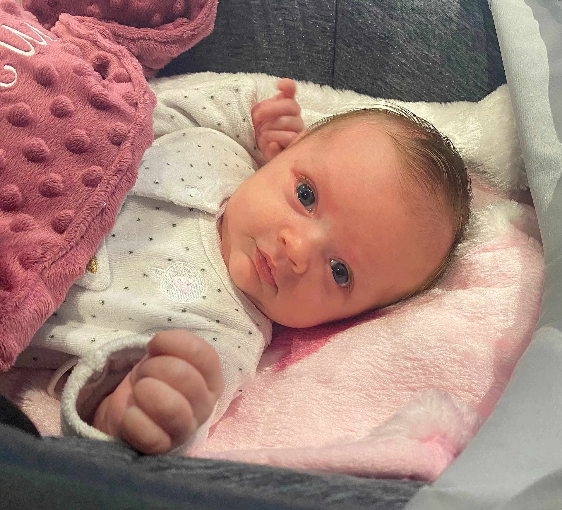 Romane a rejoint le concours — aidez-le/la à gagner de superbes lots ! baby, infant, blanket, pink, mauve, soft_texture, blue_eyes, clothing, onesie, hand, face, portrait, cozy, resting, indoor, cute, newborn, toddler, child, person