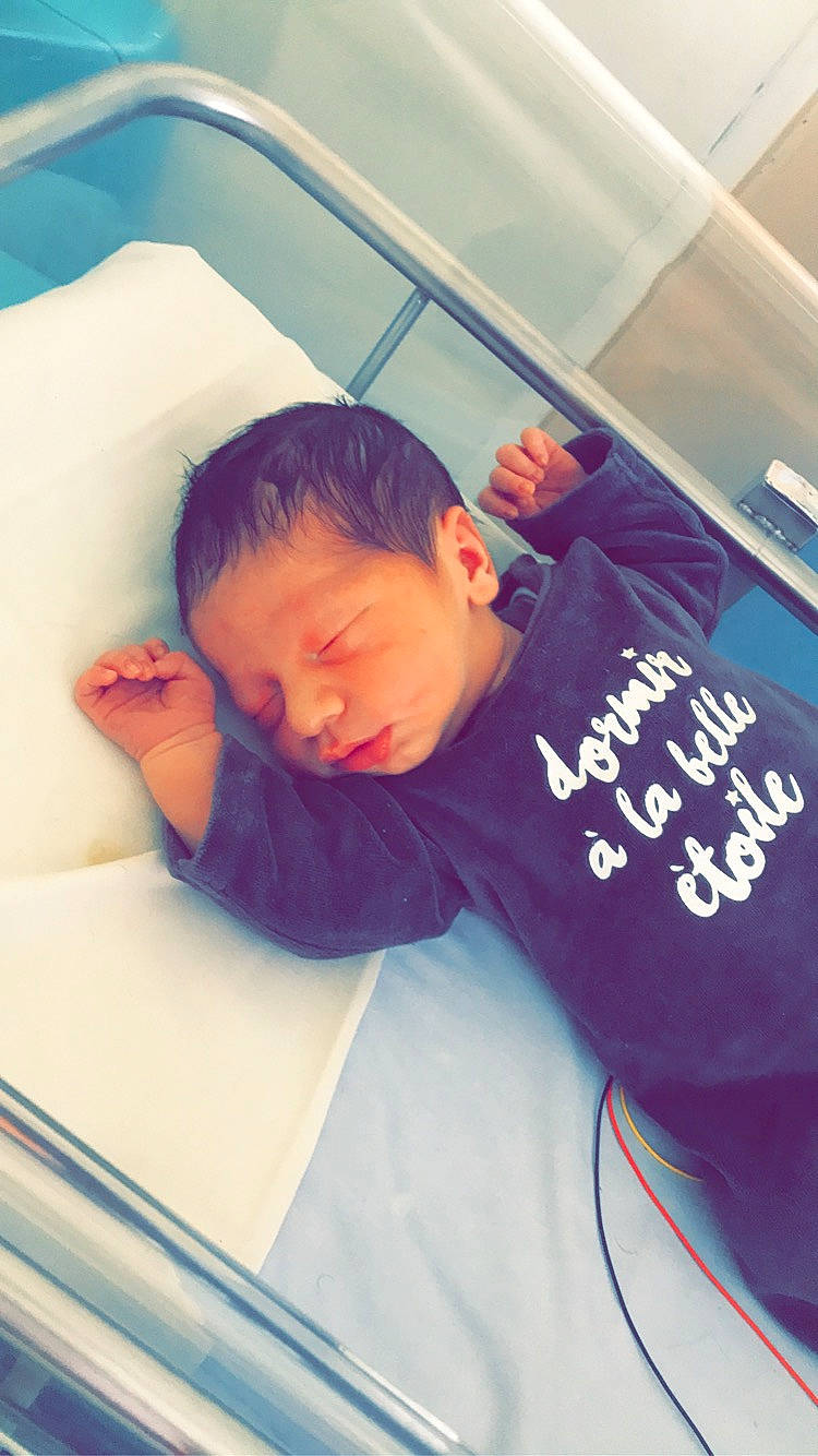 Angelo a rejoint le concours — aidez-le/la à gagner de superbes lots ! baby_sleeping, bed, bedding, bedtime, child, comfort, electric_blue, font, happy, linens, mammal, nap, person, room, sitting, sleep, sleeve, square, t_shirt, textile