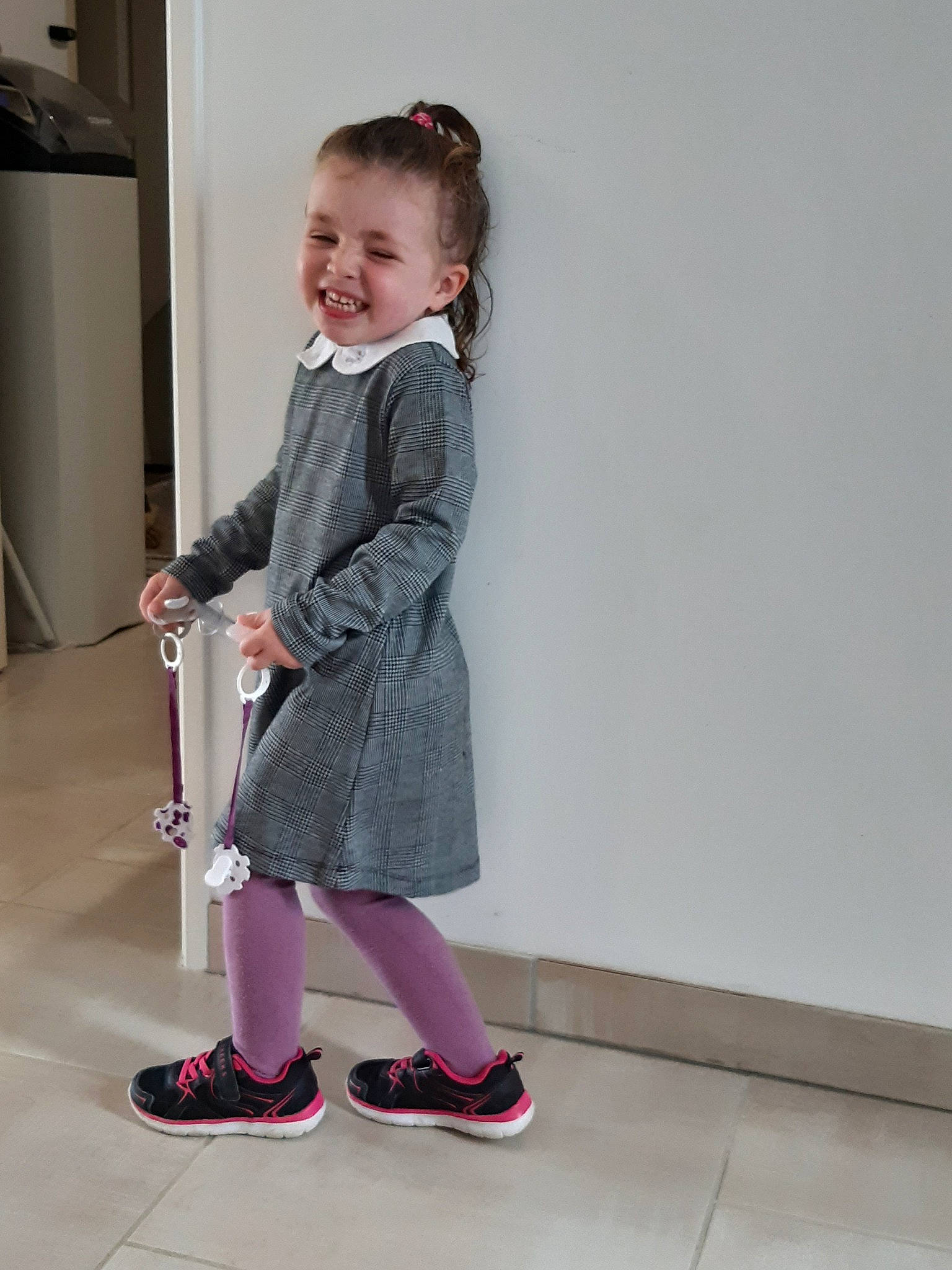 Evaëlle participe au concours pour gagner de l'argent avec cette photo : child, child_model, footwear, joy, outerwear, person, pink, shoe, standing, toddler