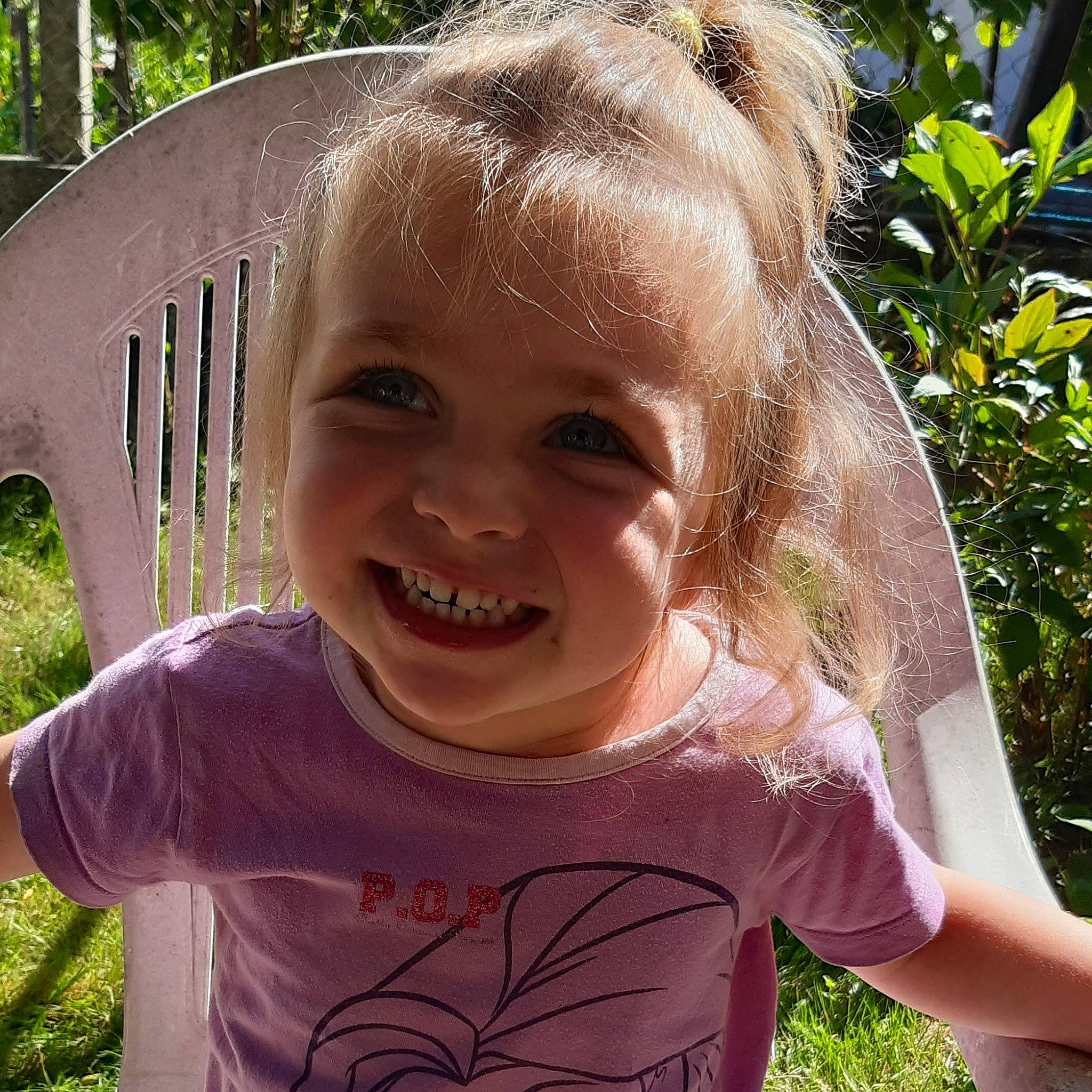 Evaëlle a rejoint le concours — aidez-le/la à gagner de superbes lots ! blond, child, eye, face, facial_expression, forehead, fun, hair, hairstyle, happy, head, joy, laugh, lip, nose, organ, person, skin, smile, summer