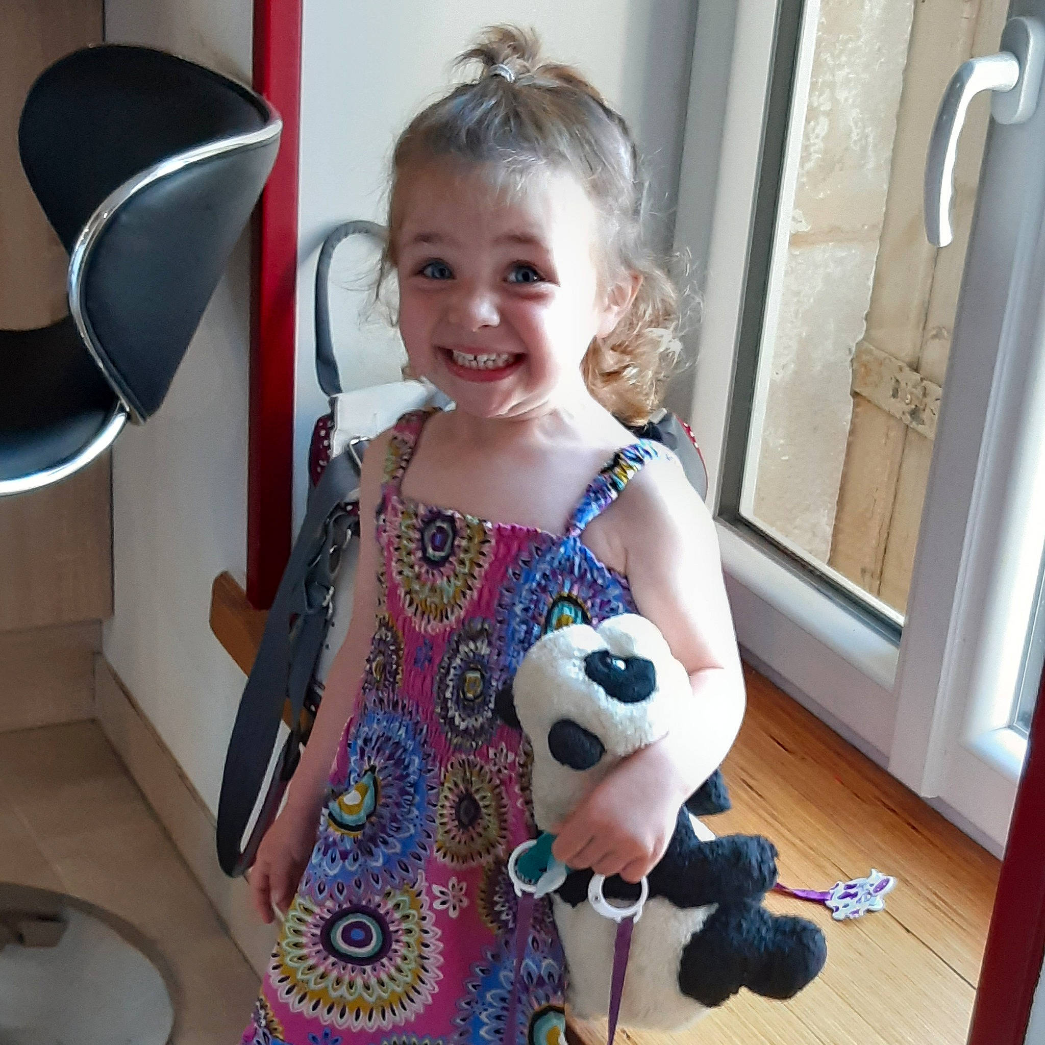 Evaëlle a rejoint le concours — aidez-le/la à gagner de superbes lots ! arm, child, ear, eye, head, joint, joy, neck, person, play, room, shoulder, toddler, vacation