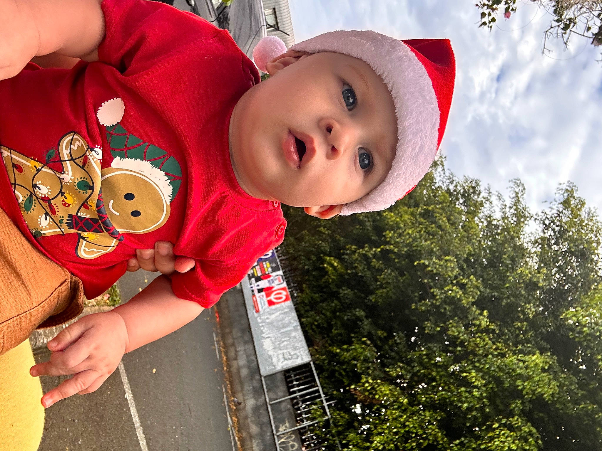 Millan a rejoint le concours — aidez-le/la à gagner de superbes lots ! baby, baby_toddler_clothing, cool, fun, grass, happy, hat, headgear, headwear, leaf, leisure, mouth, people_in_nature, person, plant, sky, sleeve, summer, sun_hat, t_shirt