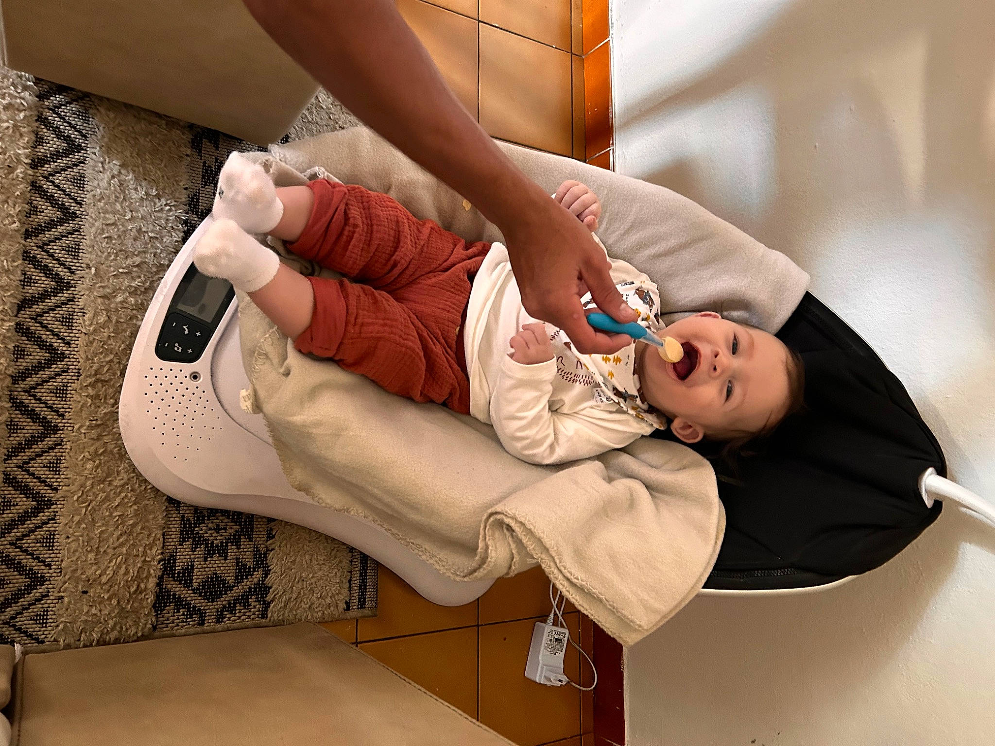 Millan participe au concours pour gagner de l'argent avec cette photo : baby_toddler_clothing, barefoot, child, comfort, elbow, finger, flooring, foot, human_leg, joint, knee, leisure, person, room, sandal, sitting, sock, thigh, toddler, wood